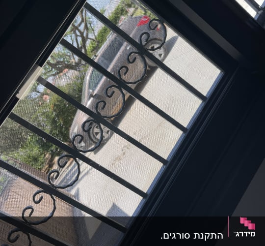 סורגי חלון עם עיטורים מעוגלים